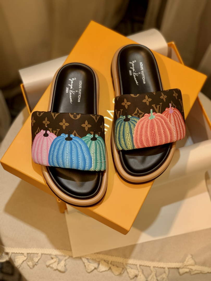 Louis Vuitton 1ABD91 LV x YK Pool Pillow Flat Comfort Mule L68350