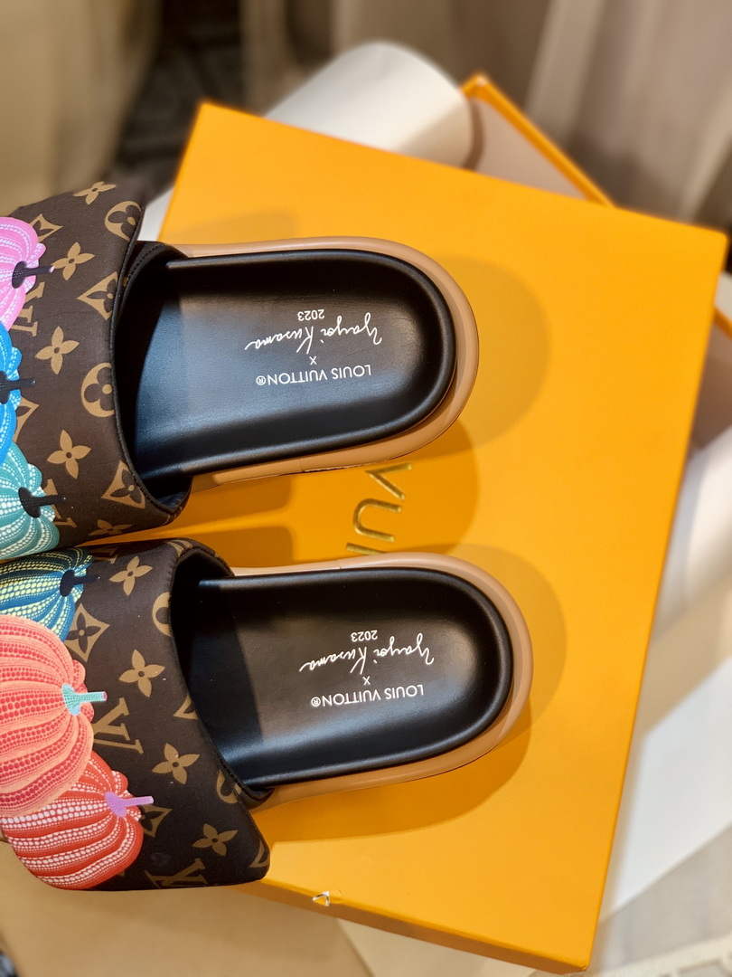Louis Vuitton 1ABD91 LV x YK Pool Pillow Flat Comfort Mule L68350