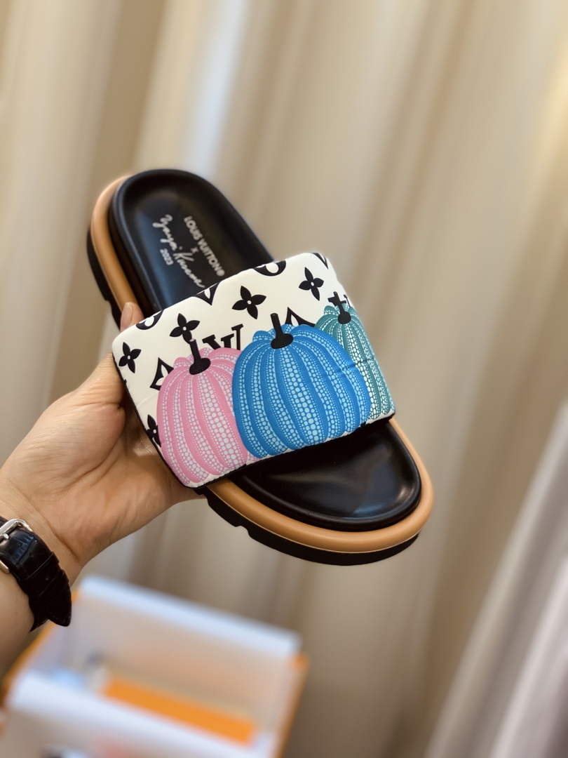 Louis Vuitton 1ABD91 LV x YK Pool Pillow Flat Comfort Mule L68351
