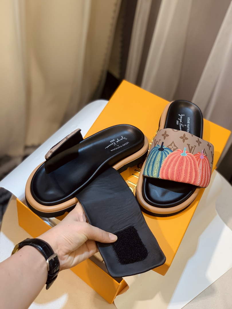 Louis Vuitton 1ABD91 LV x YK Pool Pillow Flat Comfort Mule L68352
