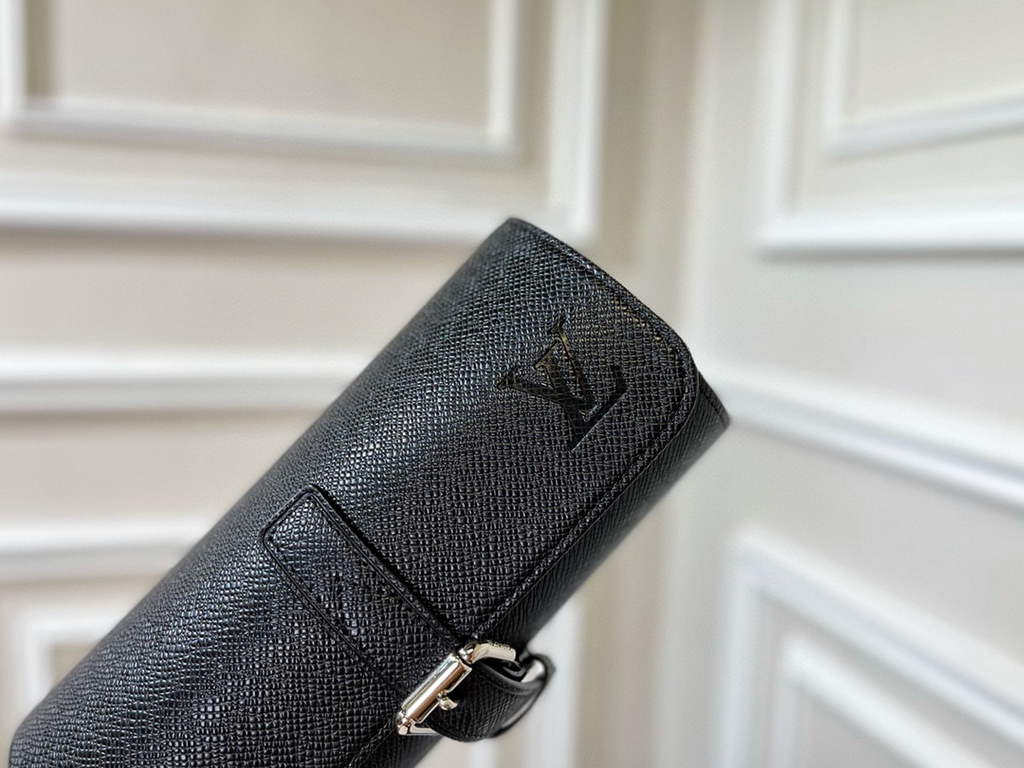 Louis Vuitton 3 Watch Case Taiga Leather M32719