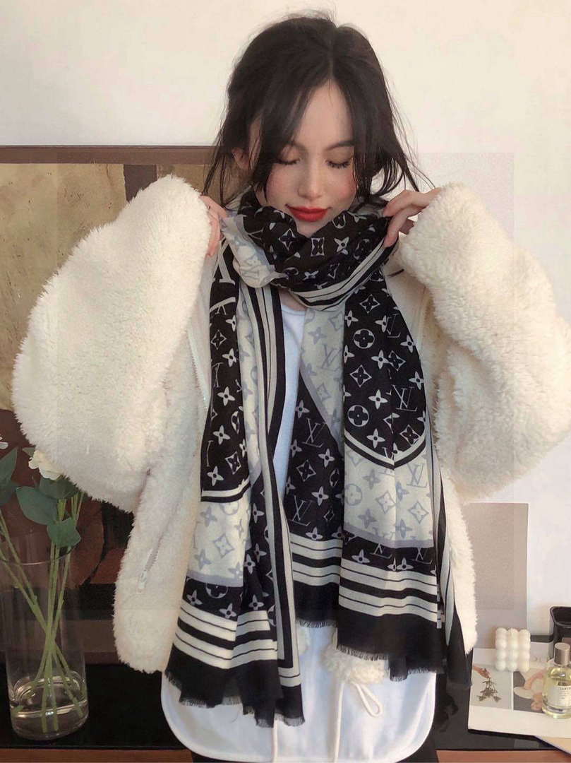Louis Vuitton Classic Cashmere Scarf L60366