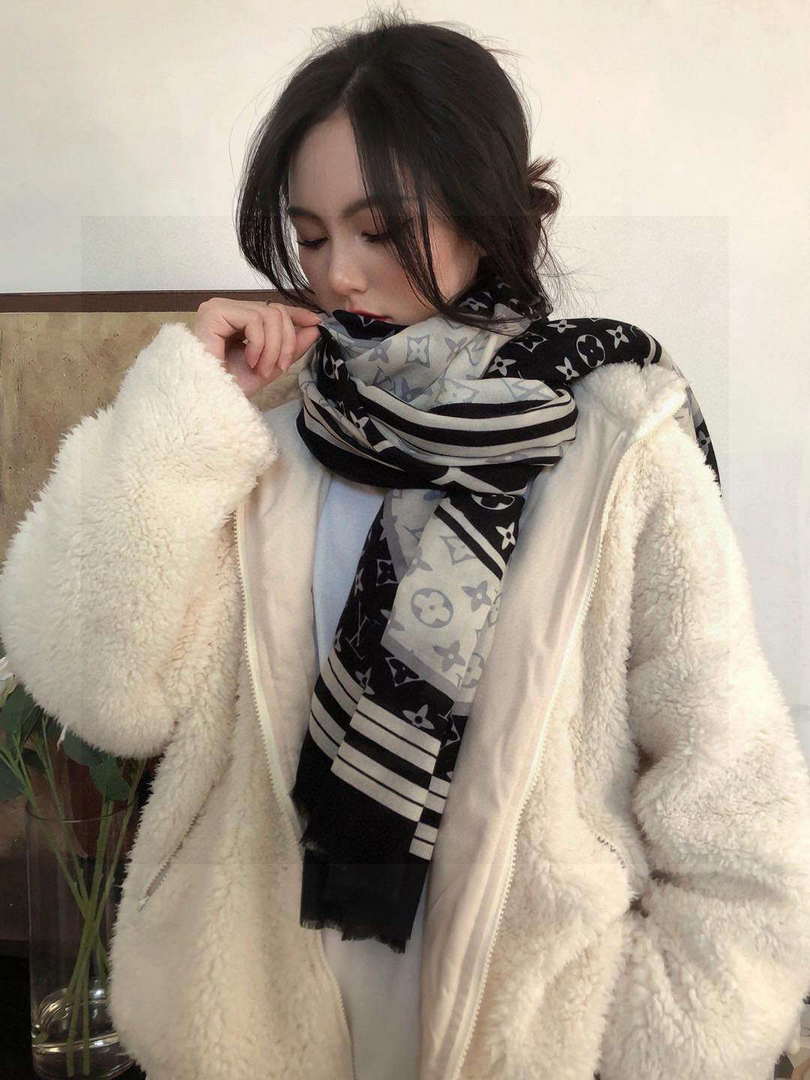 Louis Vuitton Classic Cashmere Scarf L60366