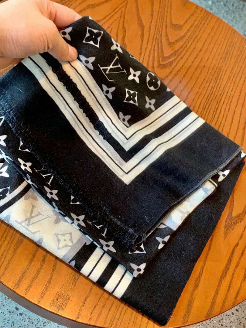 Louis Vuitton Classic Cashmere Scarf L60366