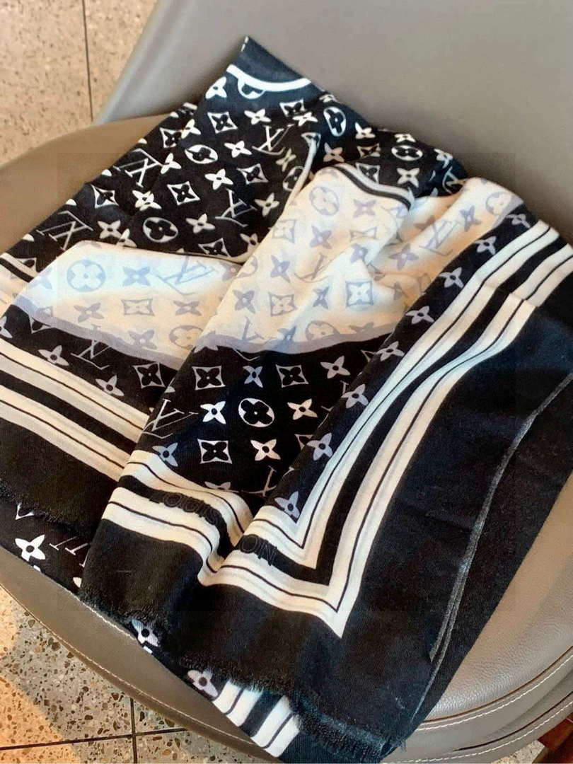 Louis Vuitton Classic Cashmere Scarf L60366