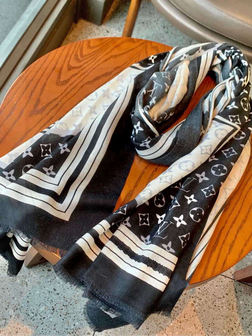 Louis Vuitton Classic Cashmere Scarf L60366