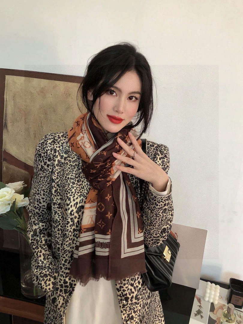 Louis Vuitton Classic Cashmere Scarf L60367