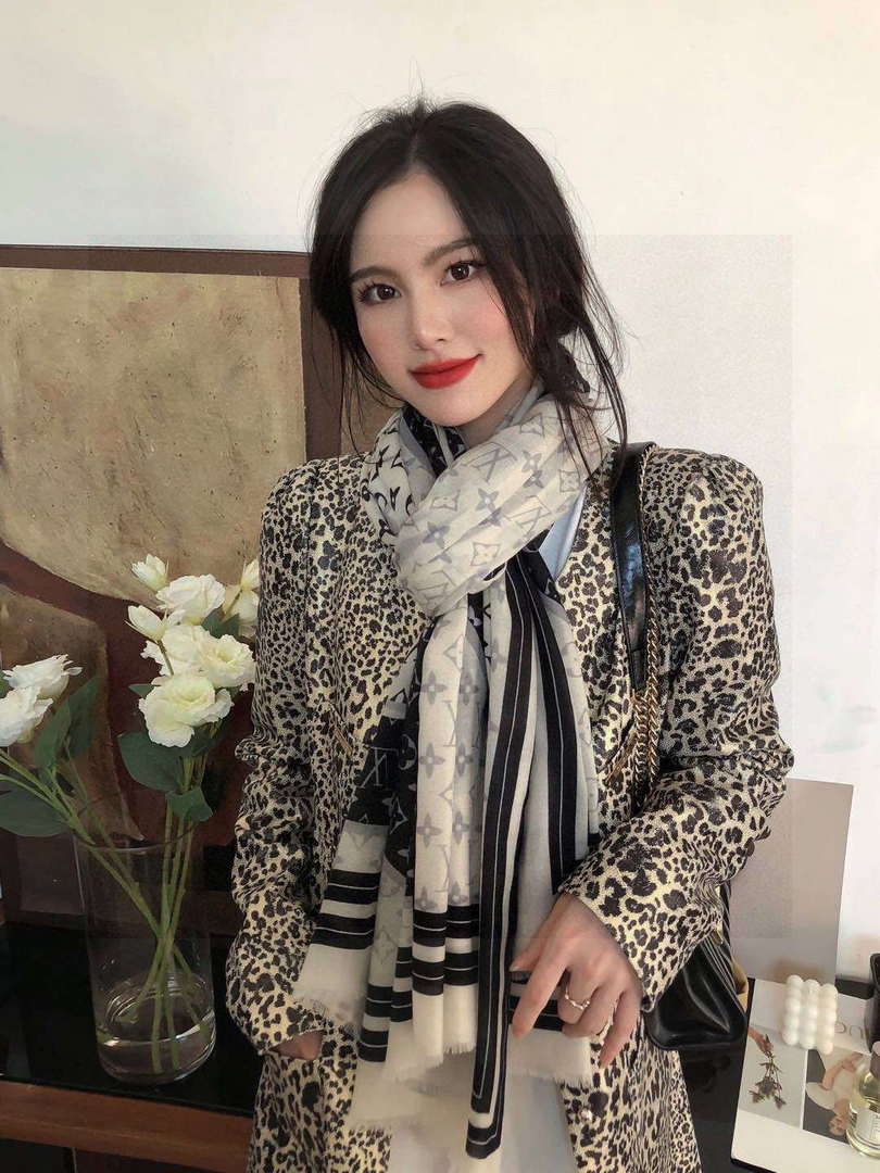 Louis Vuitton Classic Cashmere Scarf L60368