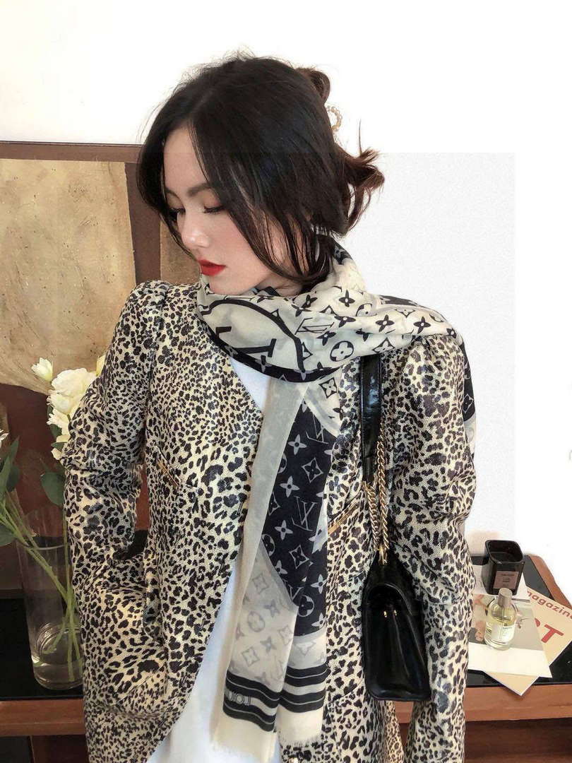 Louis Vuitton Classic Cashmere Scarf L60368