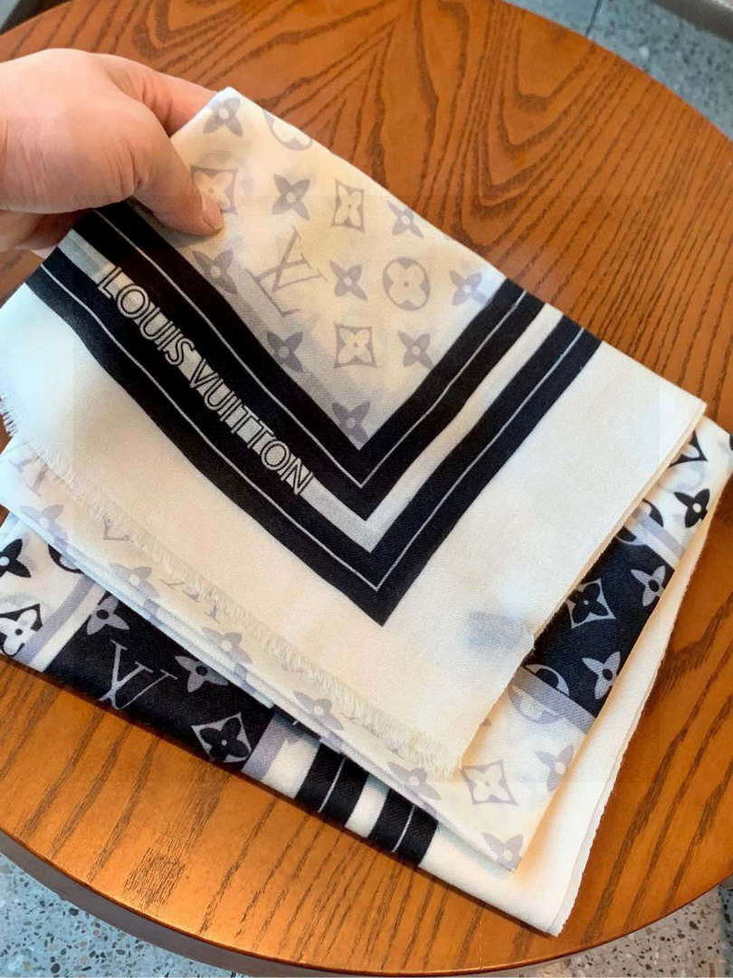 Louis Vuitton Classic Cashmere Scarf L60368