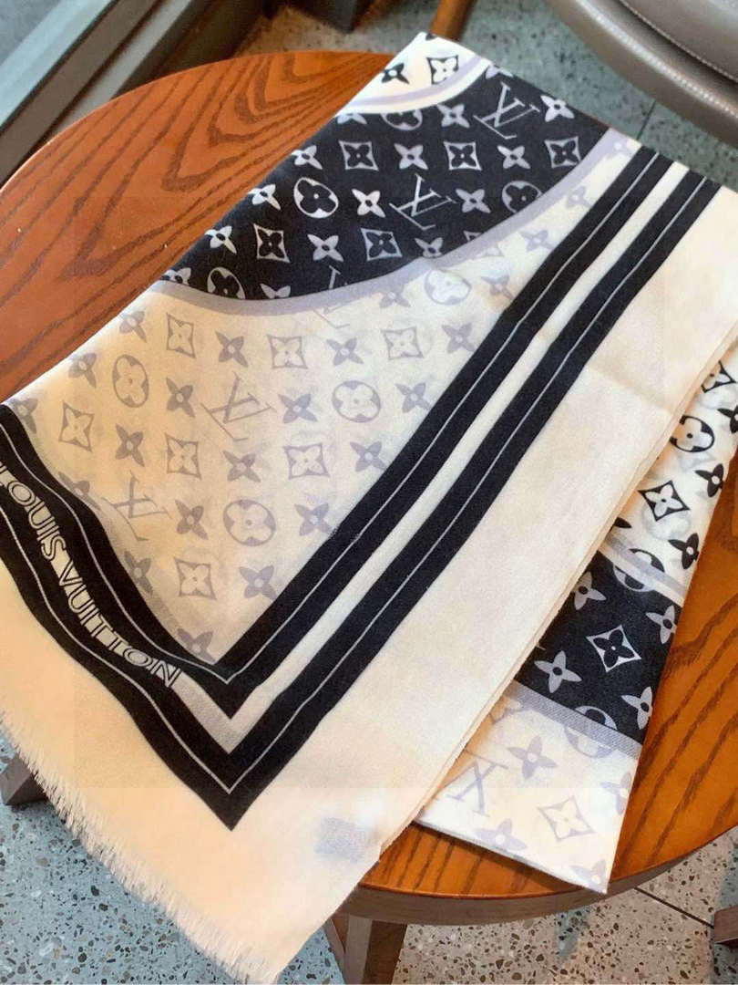Louis Vuitton Classic Cashmere Scarf L60368