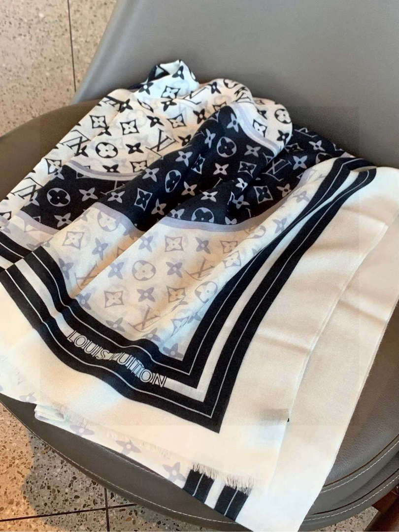 Louis Vuitton Classic Cashmere Scarf L60368