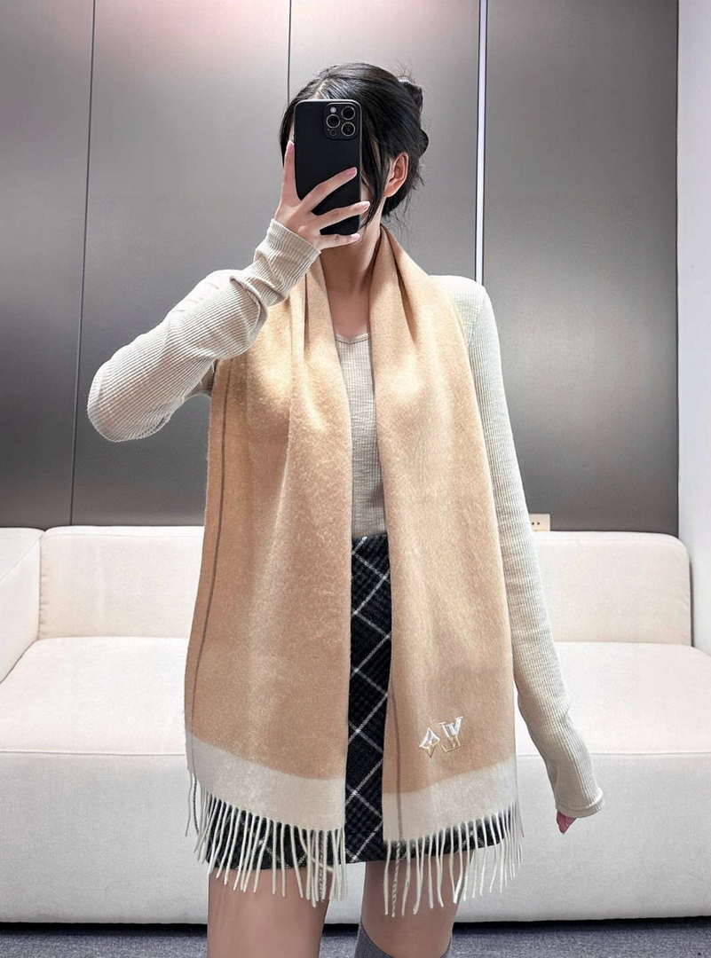 Louis Vuitton Classic Cashmere Scarf Scarf L60358 - Default Title - View 1