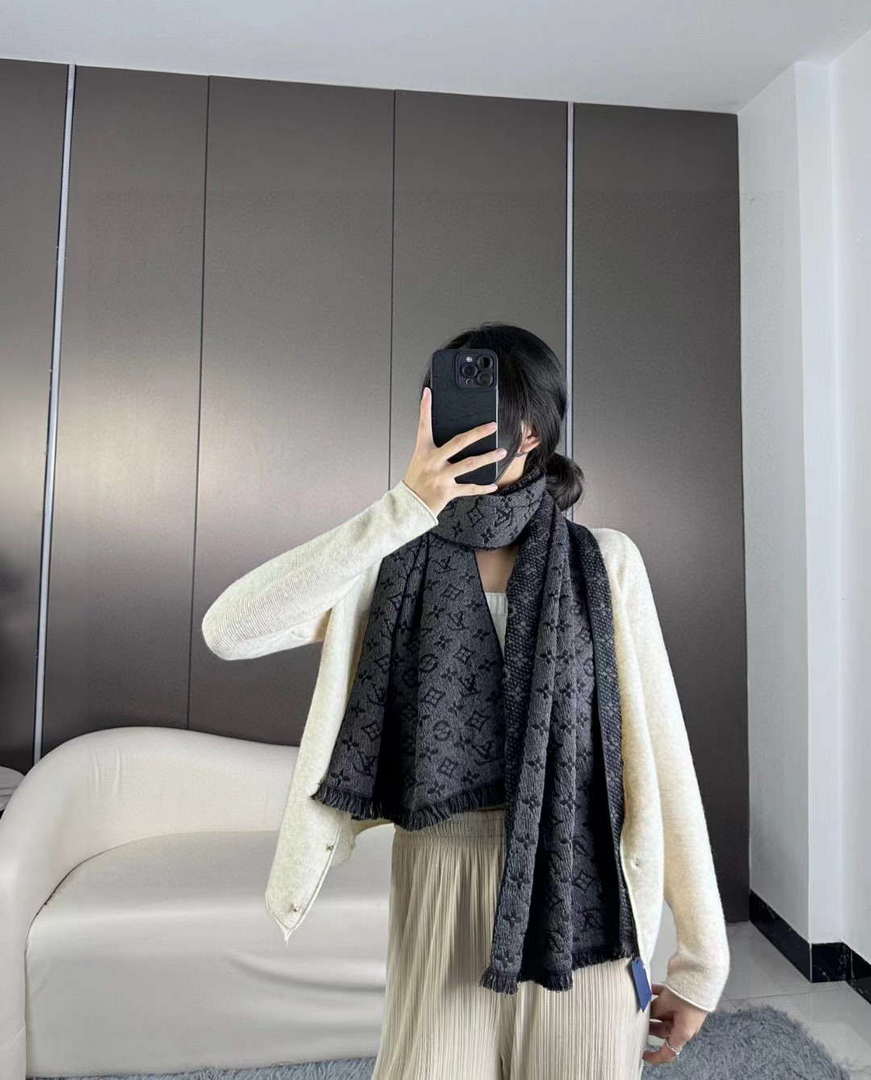 Louis Vuitton Classic Cashmere Scarf Scarf L60361