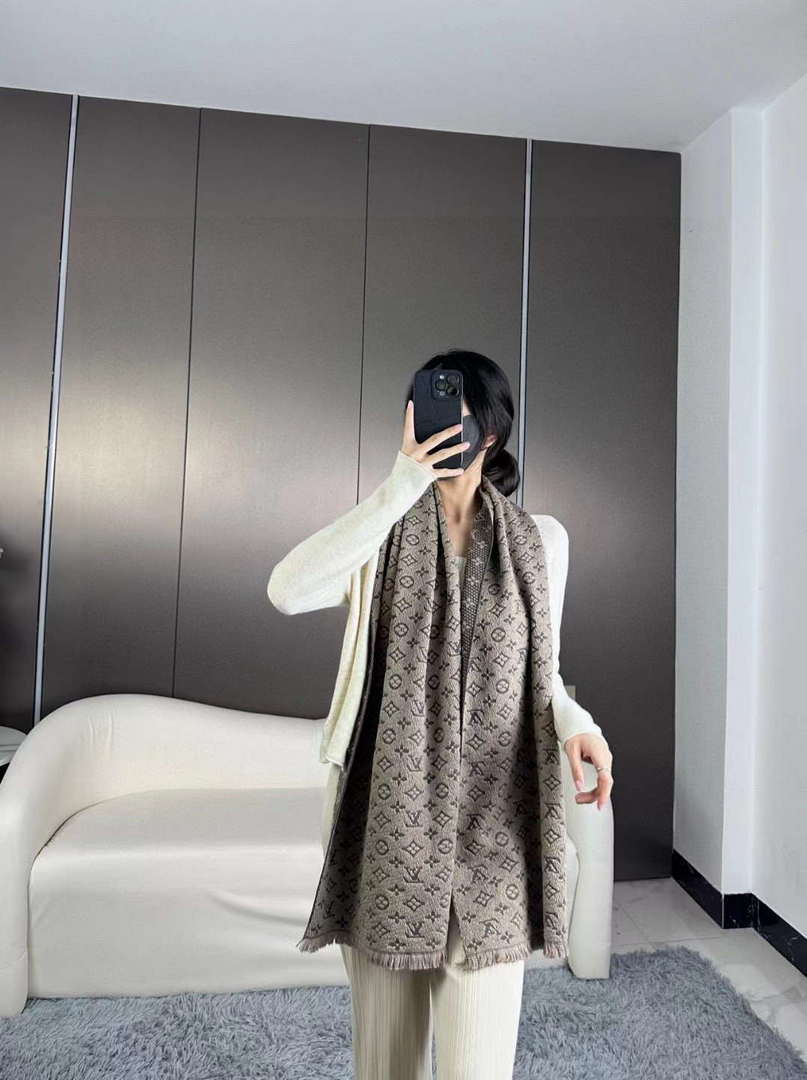 Louis Vuitton Classic Cashmere Scarf L60362