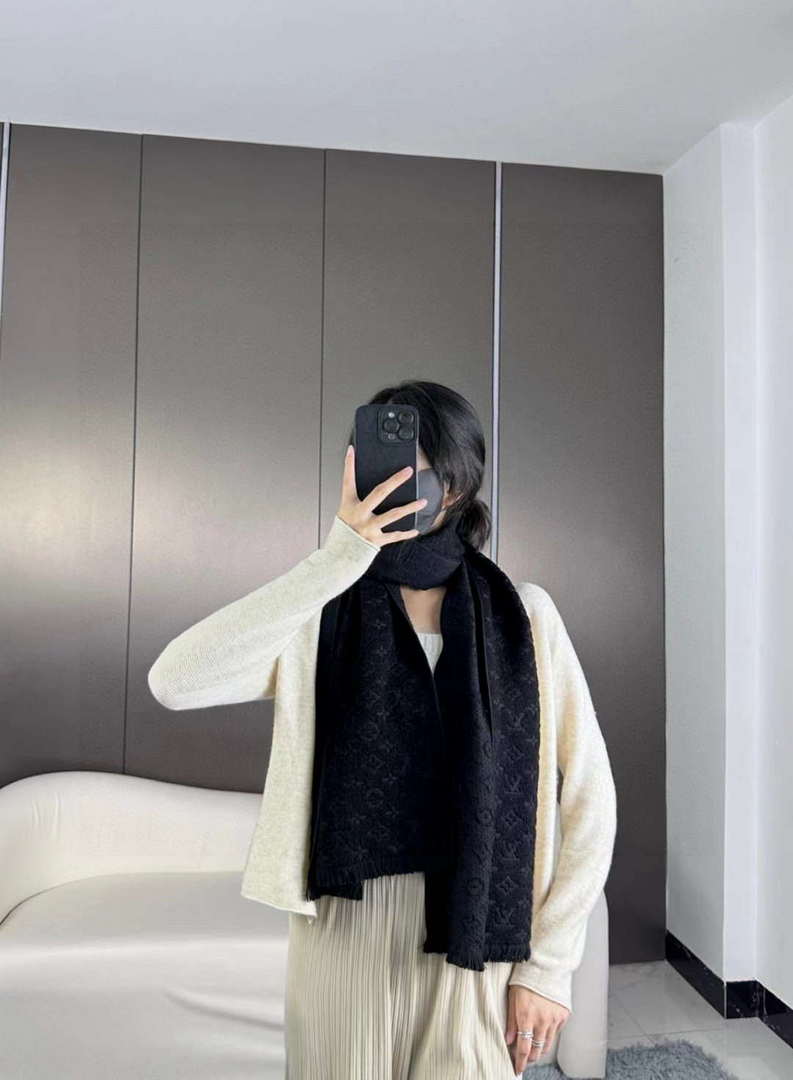 LV M70520 Louis Vuitton Classic Cashmere Scarf L60363