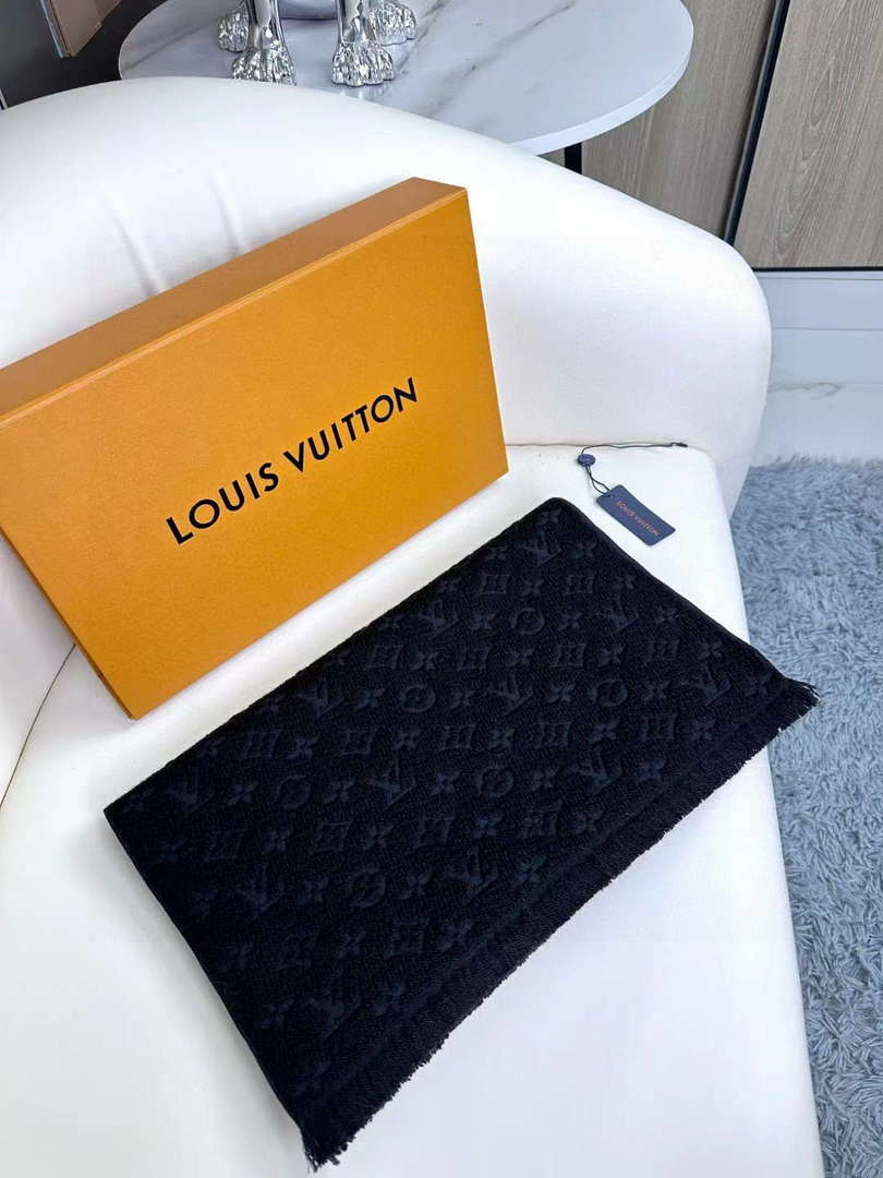 LV M70520 Louis Vuitton Classic Cashmere Scarf L60363
