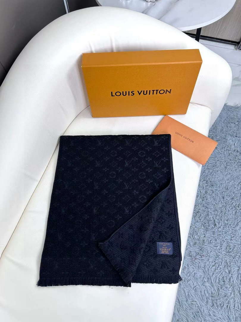 LV M70520 Louis Vuitton Classic Cashmere Scarf L60363