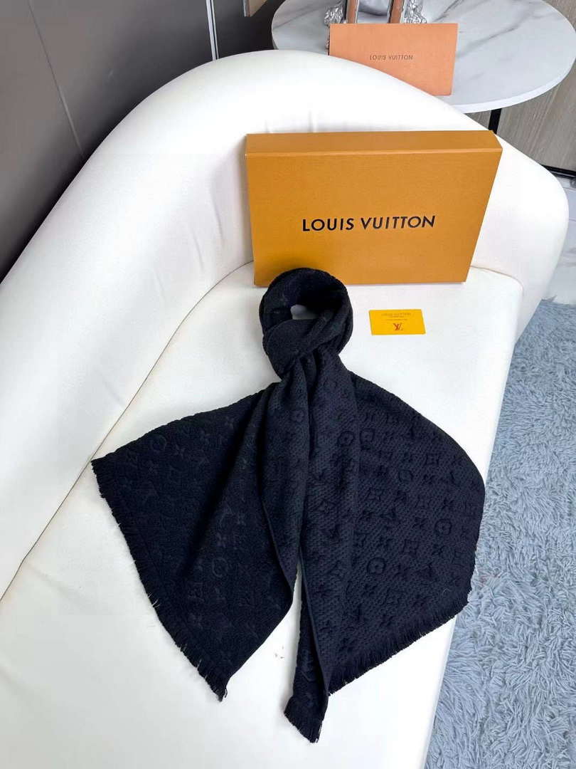 LV M70520 Louis Vuitton Classic Cashmere Scarf L60363
