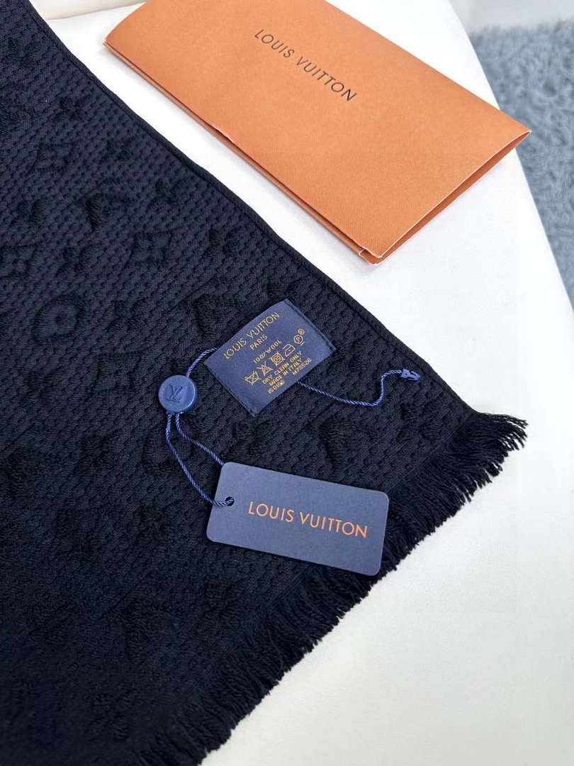 LV M70520 Louis Vuitton Classic Cashmere Scarf L60363