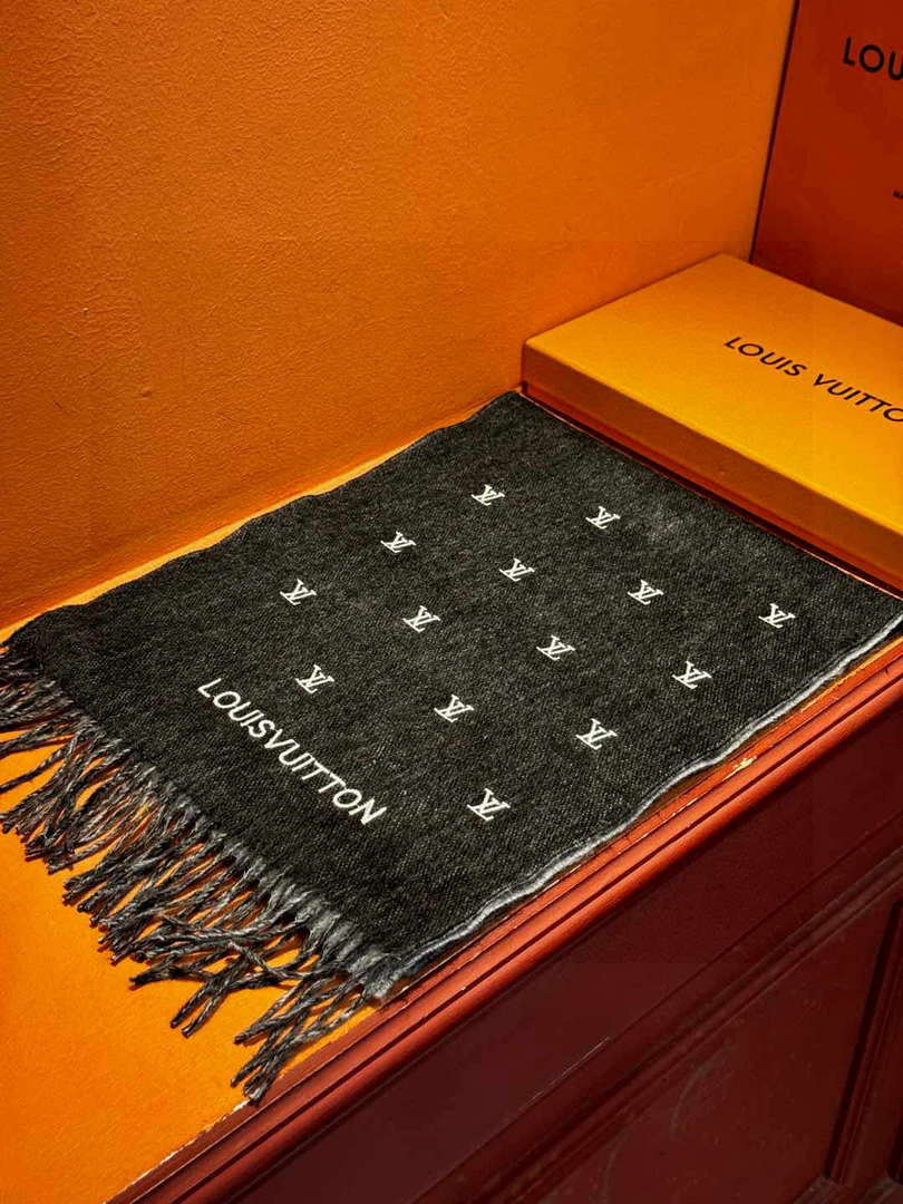 Louis Vuitton Double-sided Cashmere Scarf L60370