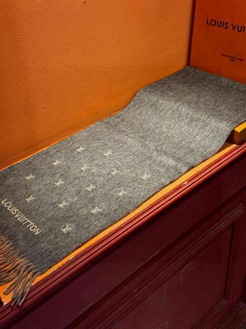 Louis Vuitton Double-sided Cashmere Scarf L60372