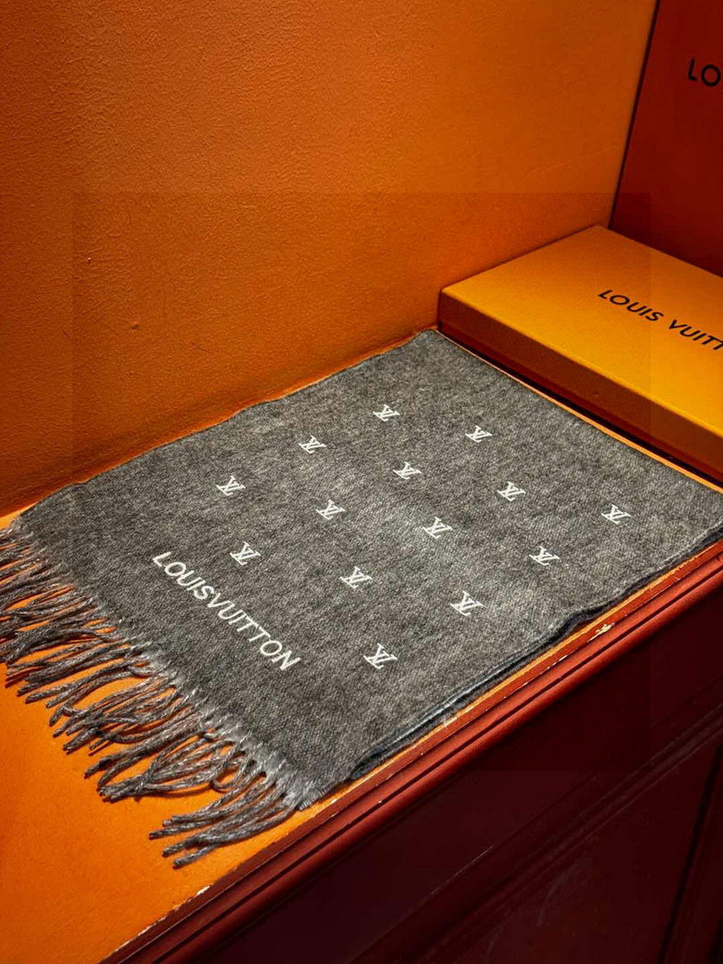 Louis Vuitton Fashion Double-faced Cashmere Scarf L39039