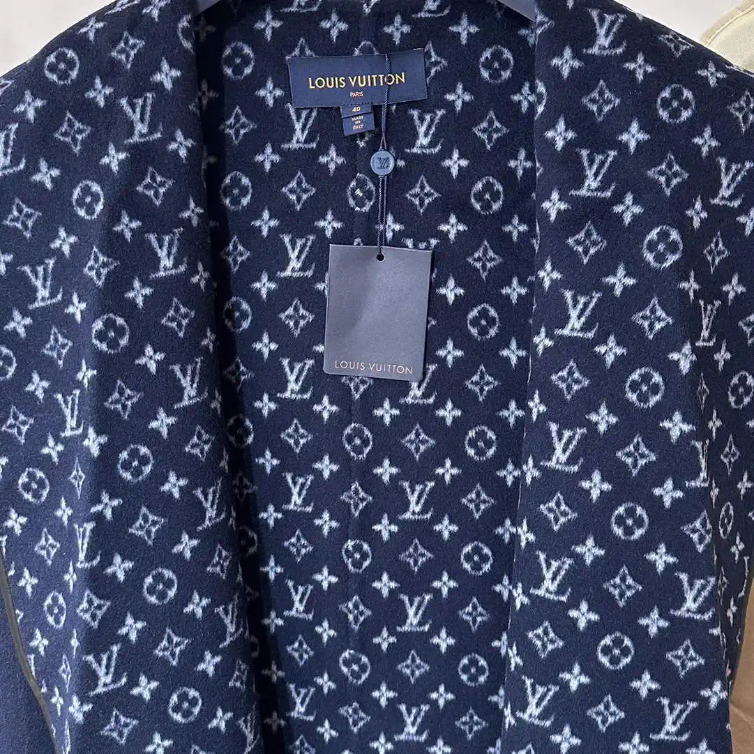 Louis Vuitton LV 1A4PE6 Women's Hooded Wrap Coat L55761