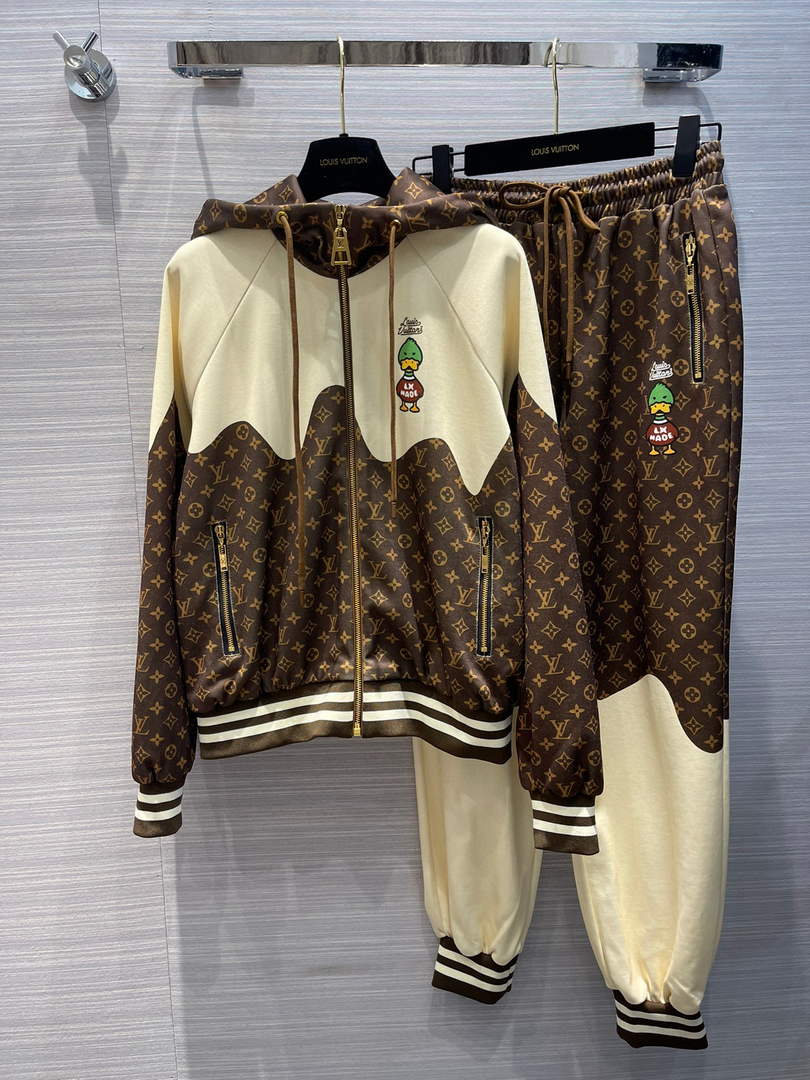 Louis Vuitton LV 1A9UG9 Technical Tracksuit L88038 - 36 - View 1