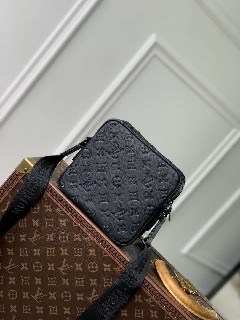 Louis Vuitton LV M12516 TGetaway Messenger Monogram Shadow