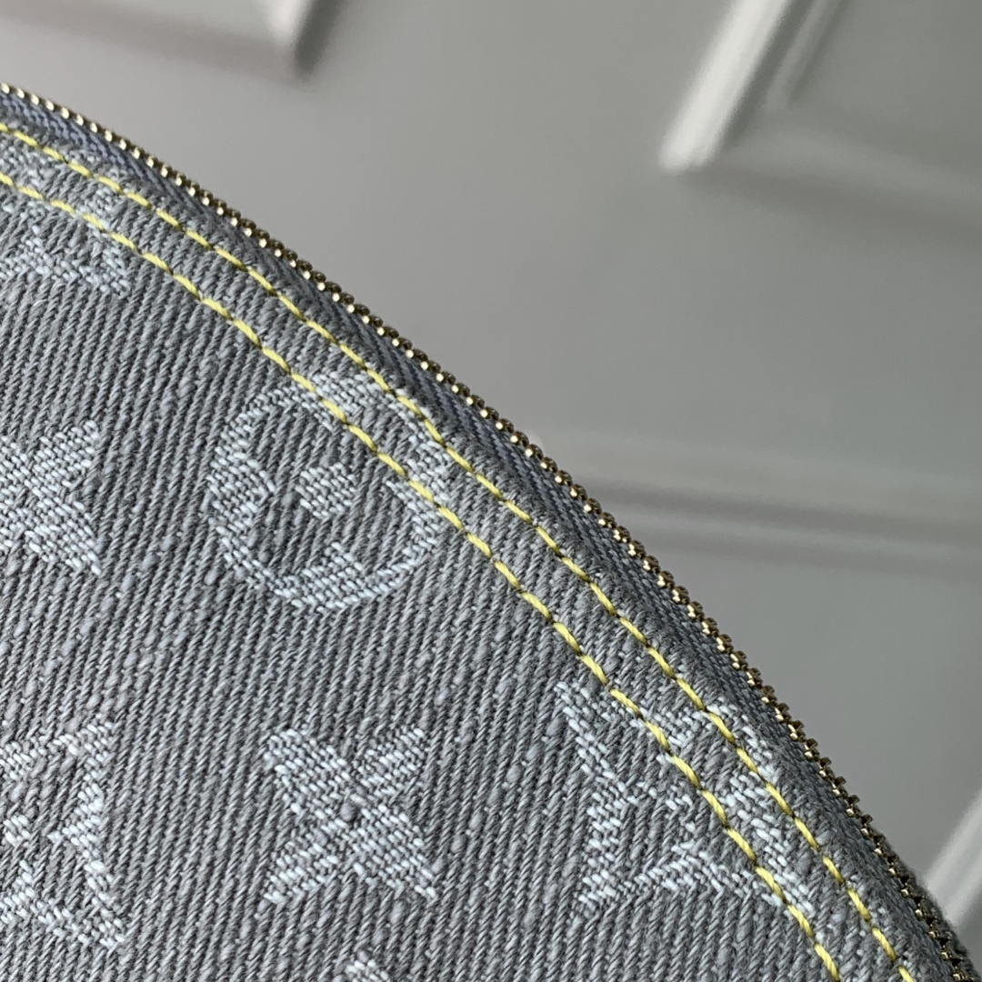 Louis Vuitton LV M13751  Pochette Cosmétique PM Other Monogram Canvas Gray