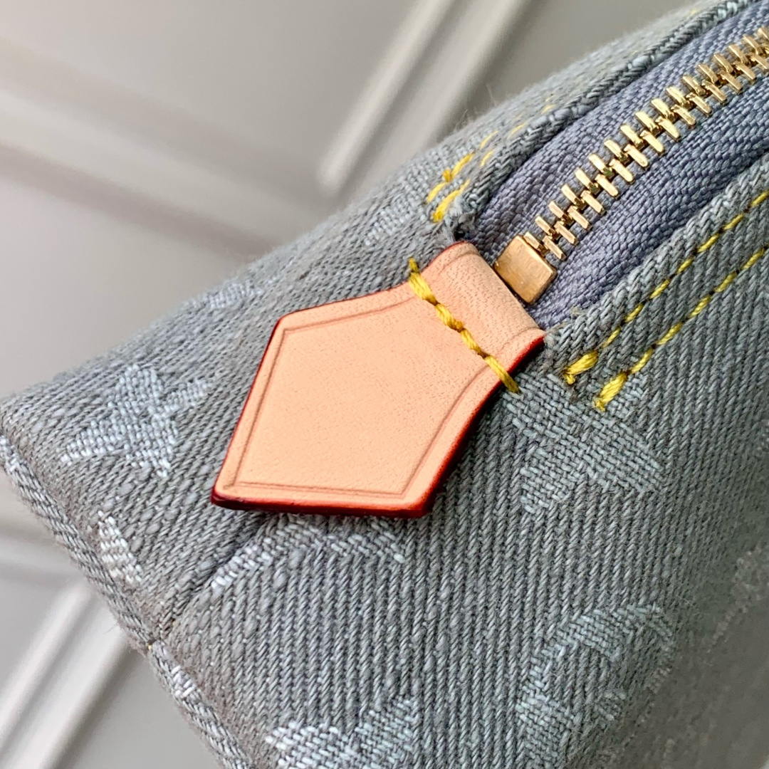 Louis Vuitton LV M13751  Pochette Cosmétique PM Other Monogram Canvas Gray