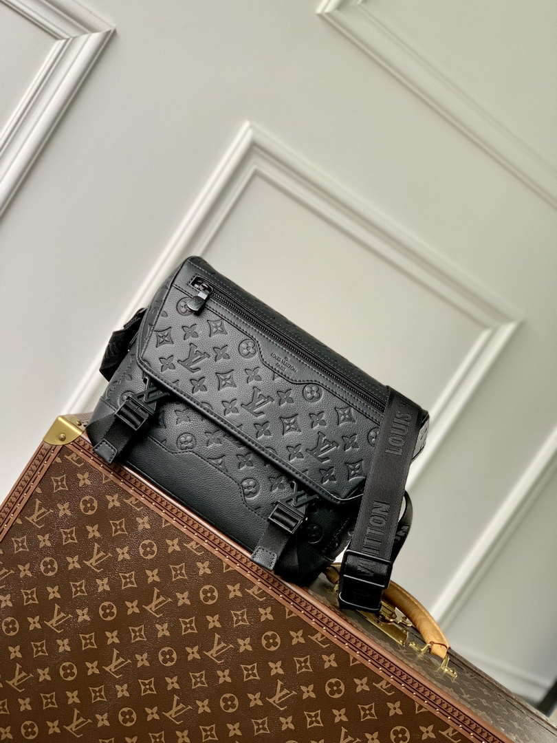 Louis Vuitton LV M25121 Messenger Voyager PM Black