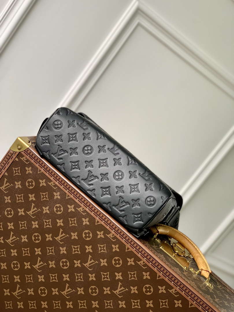 Louis Vuitton LV M25121 Messenger Voyager PM Black