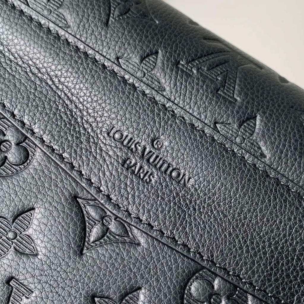 Louis Vuitton LV M25121 Messenger Voyager PM Black