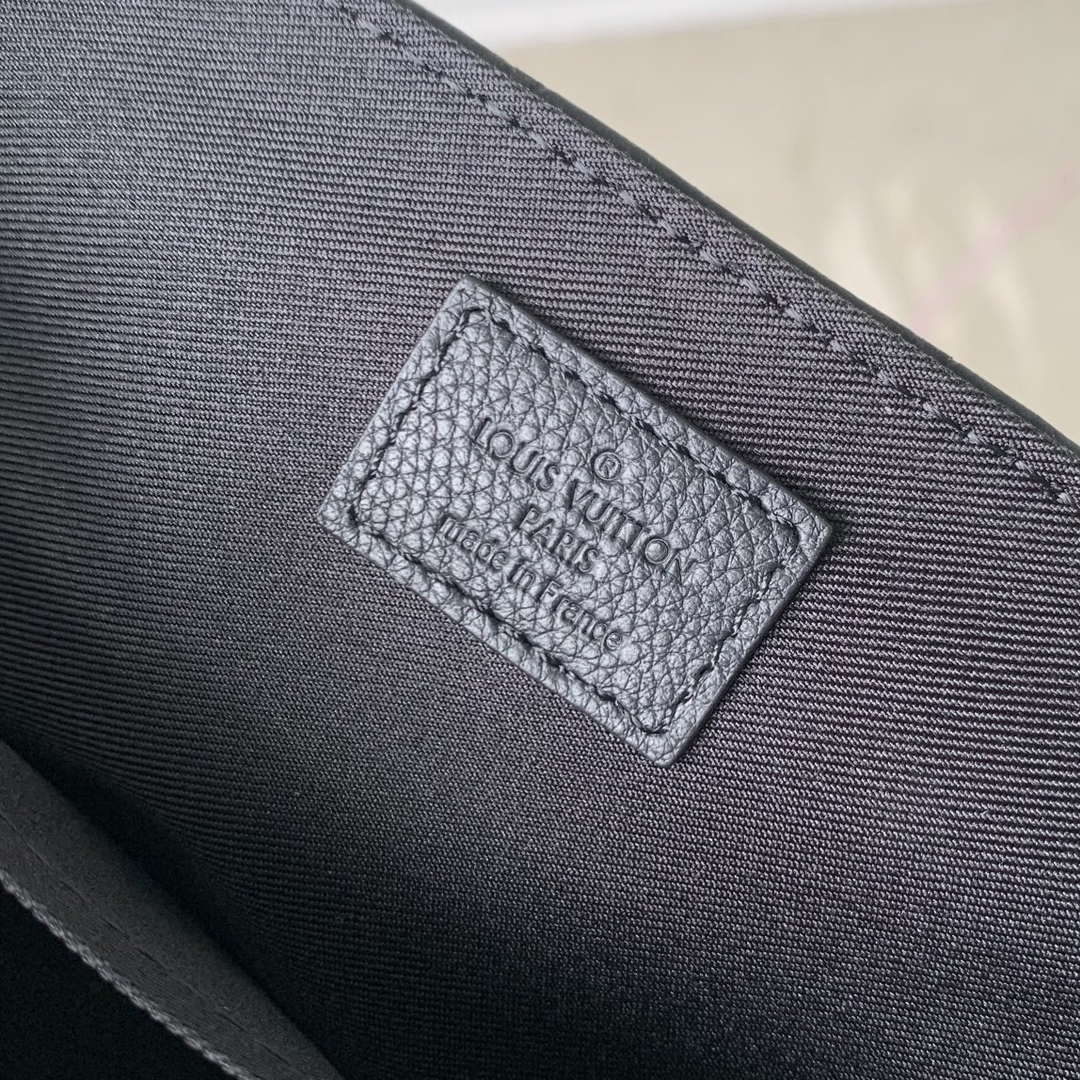 Louis Vuitton LV M25121 Messenger Voyager PM Black
