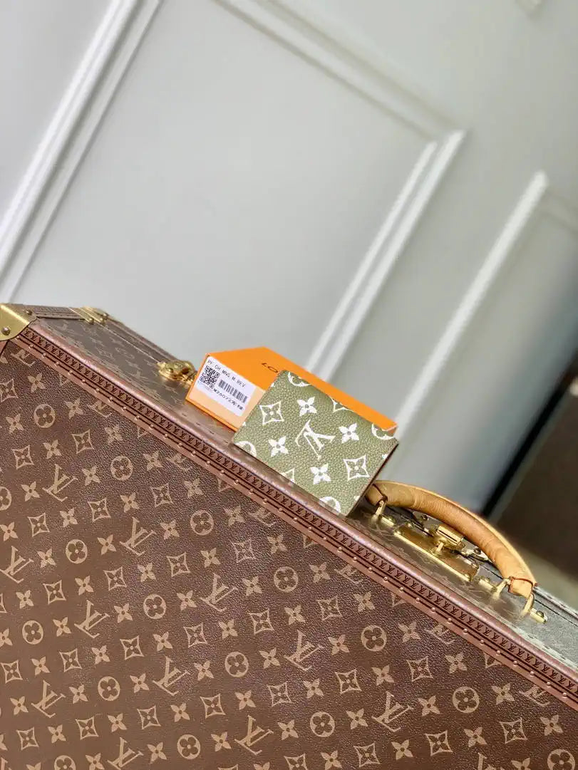Louis Vuitton LV M26072 Pocket Organizer Green