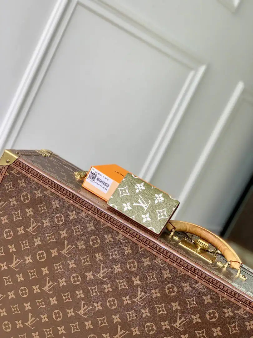 Louis Vuitton LV M26072 Pocket Organizer Green