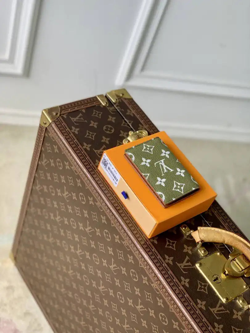 Louis Vuitton LV M26072 Pocket Organizer Green