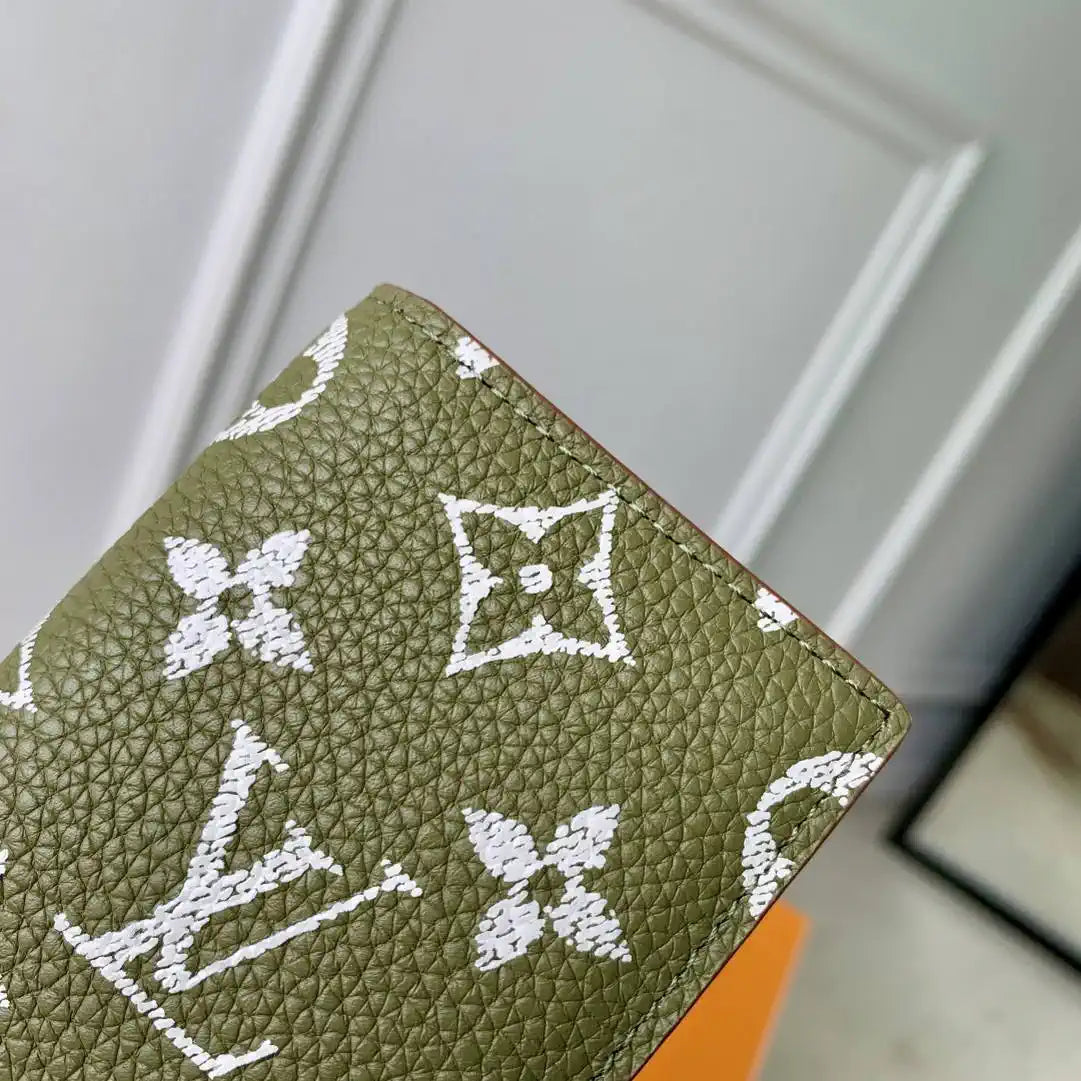 Louis Vuitton LV M26072 Pocket Organizer Green
