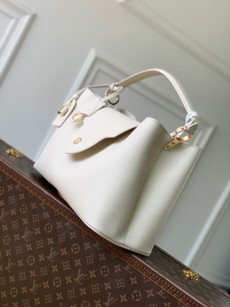 Louis Vuitton LV M26259 Capucines GM Bag Off white