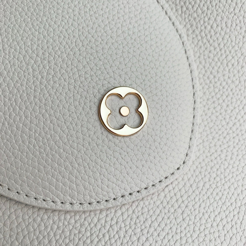 Louis Vuitton LV M26259 Capucines GM Bag Off white