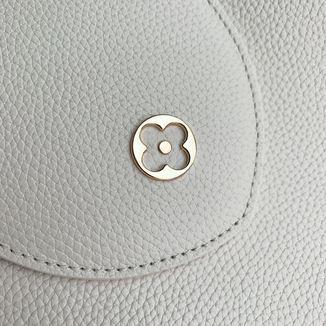 Louis Vuitton LV M26259 Capucines GM Bag Off white