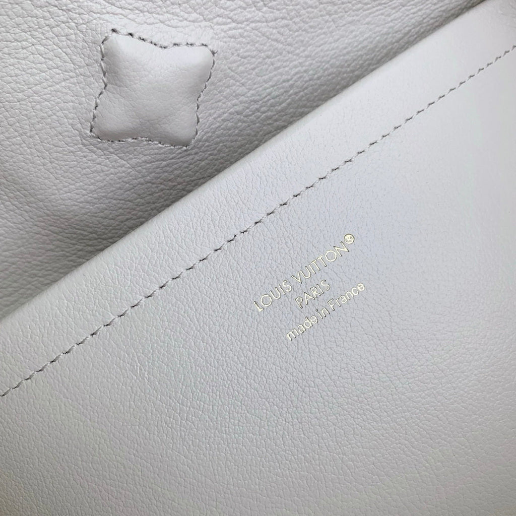 Louis Vuitton LV M26259 Capucines GM Bag Off white