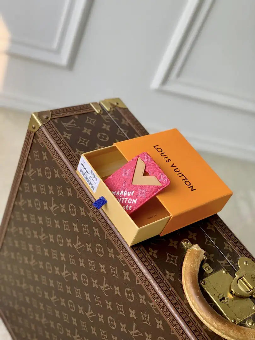 Louis Vuitton LV M26944 Magnetic Card Holder Monogram Heritage Rose Red