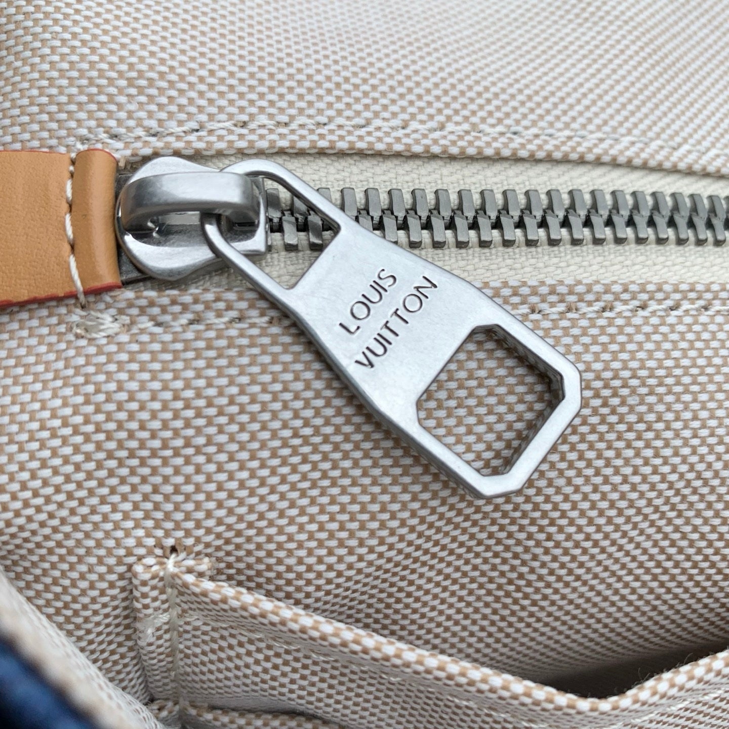 Louis Vuitton LV M27554 Christopher MM Bag Blue