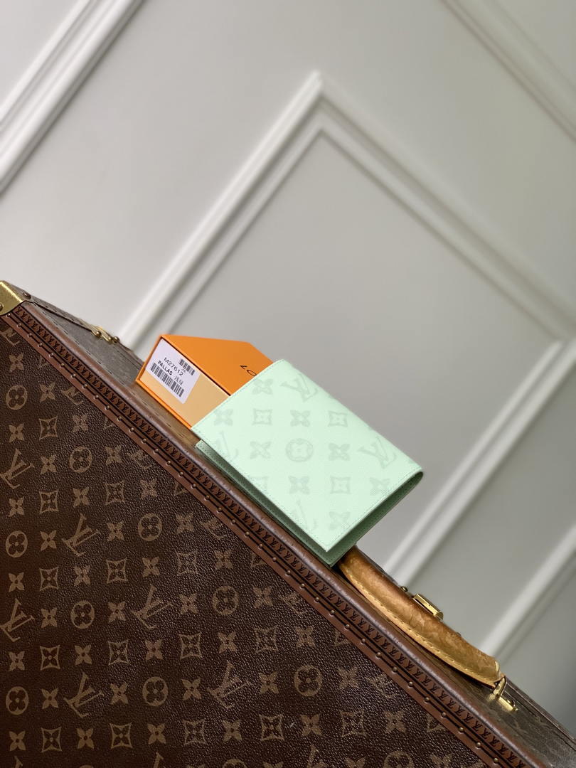 Louis Vuitton LV M27612 Passport Cover Other Monogram Canvas Green