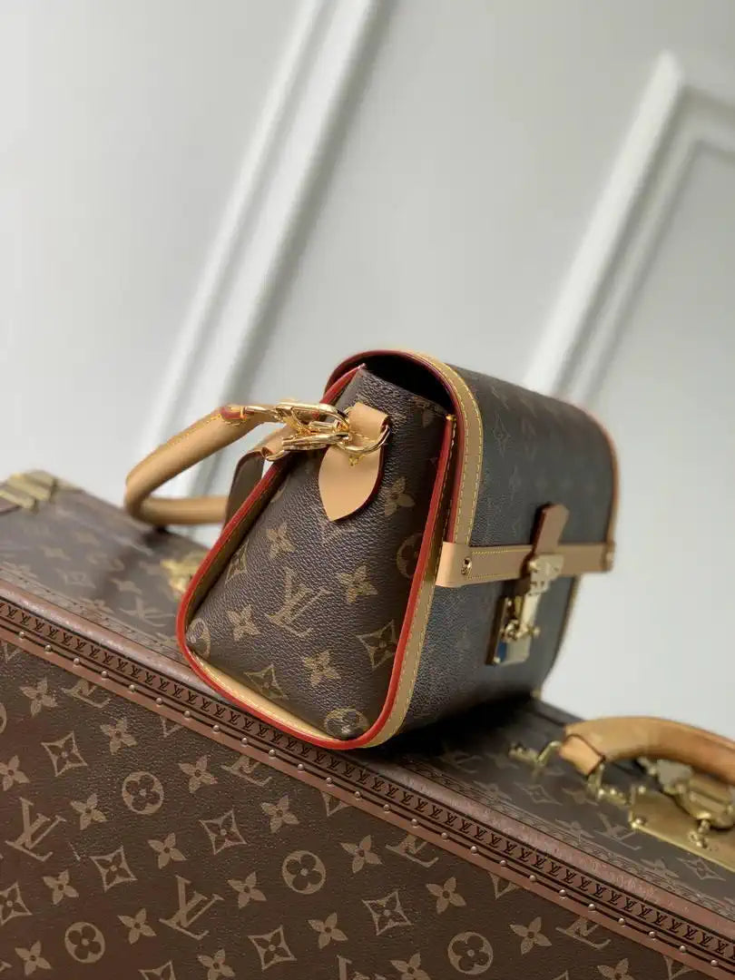 Louis Vuitton LV M27986 Side Trunk Monogram