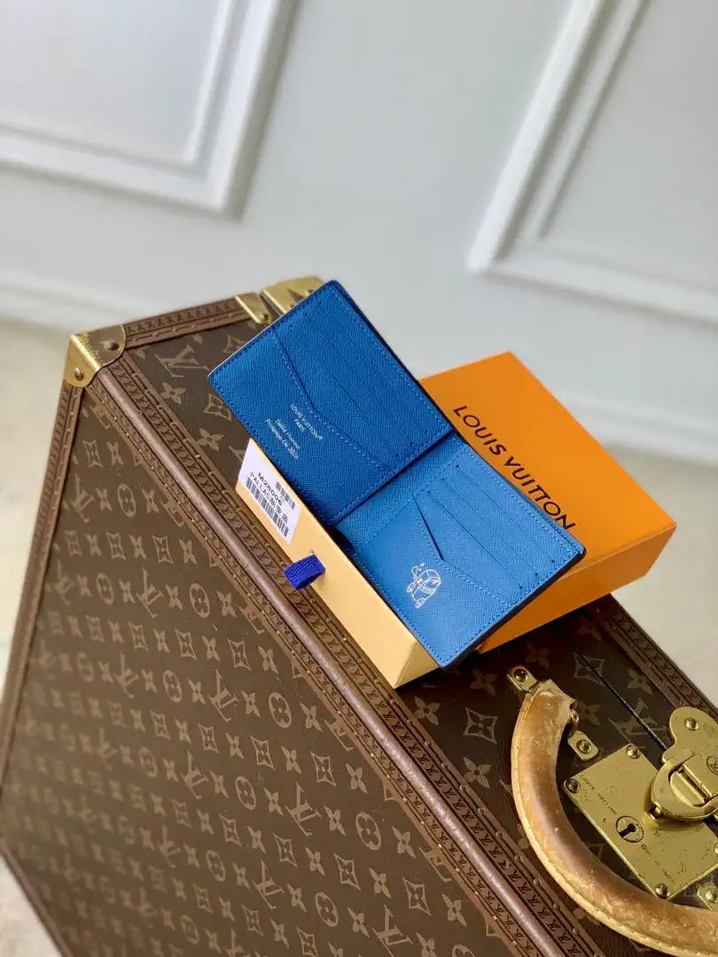 Louis Vuitton LV M28006 Gradient Blue HULTlPLE Wallet