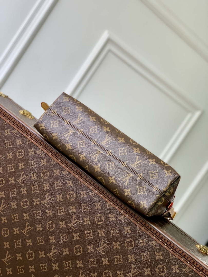 Louis Vuitton LV M28101 CarryAll East West Bag